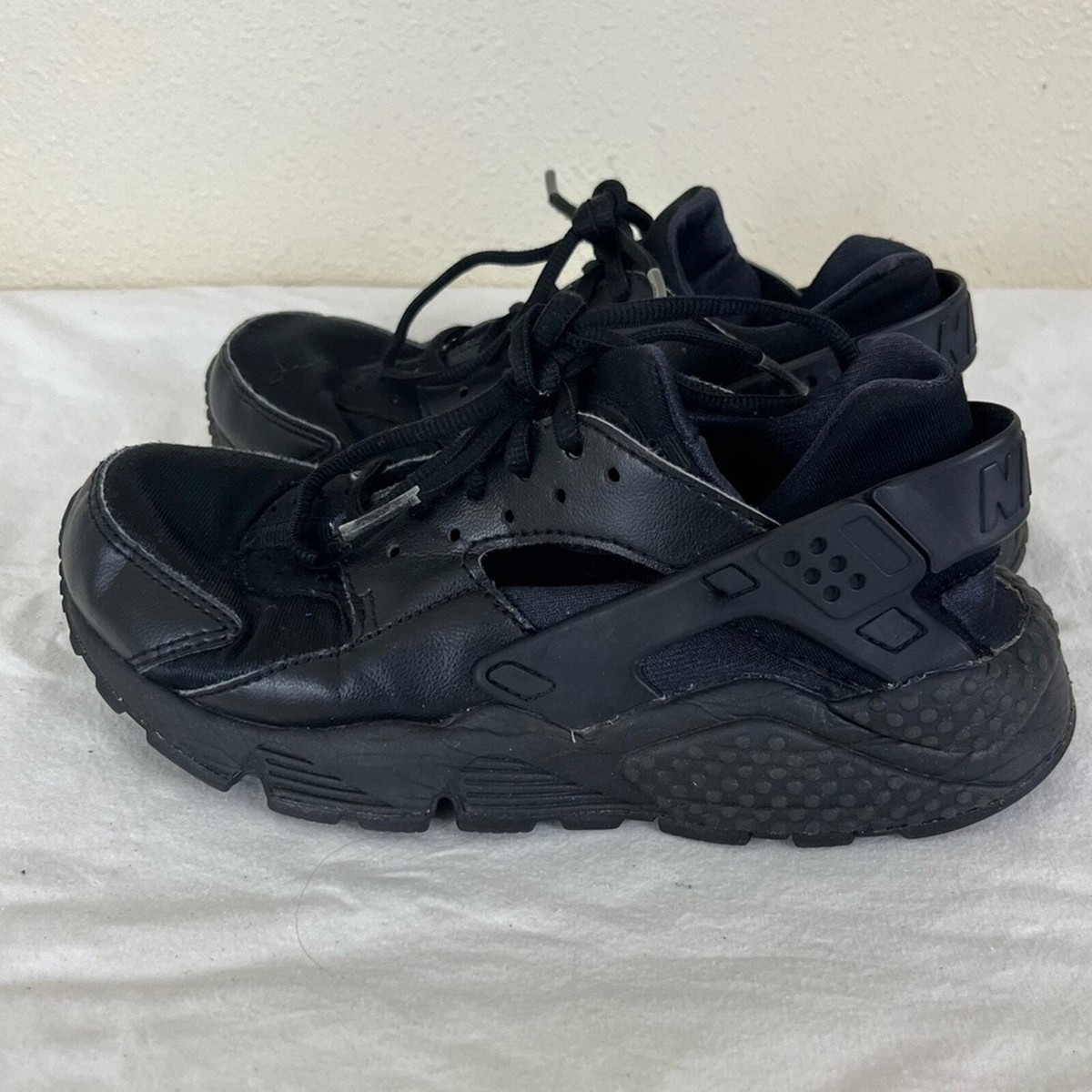 NIKE Air Huarache Triple Black Running Shoes Womens Size