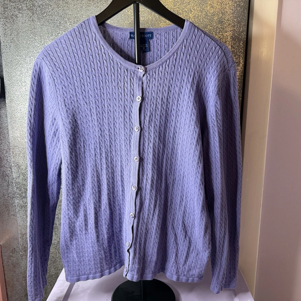 Cárdigan Karen Scott púrpura claro con botones talla M informal de negocios Foto 2 de 4