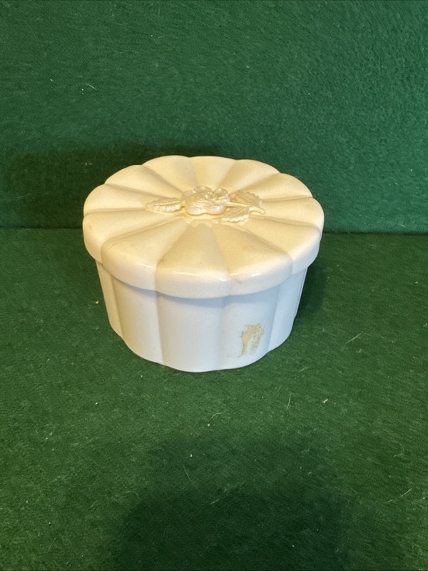 Vtg 4” White Powder Dusting Box Plastic Lucite Vanitee by Menda With Puff