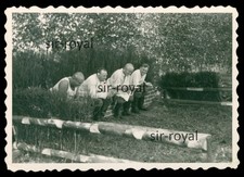 Wehrmacht Soldaten sitzen auf der Latrine - WK2 Foto 9x6cm