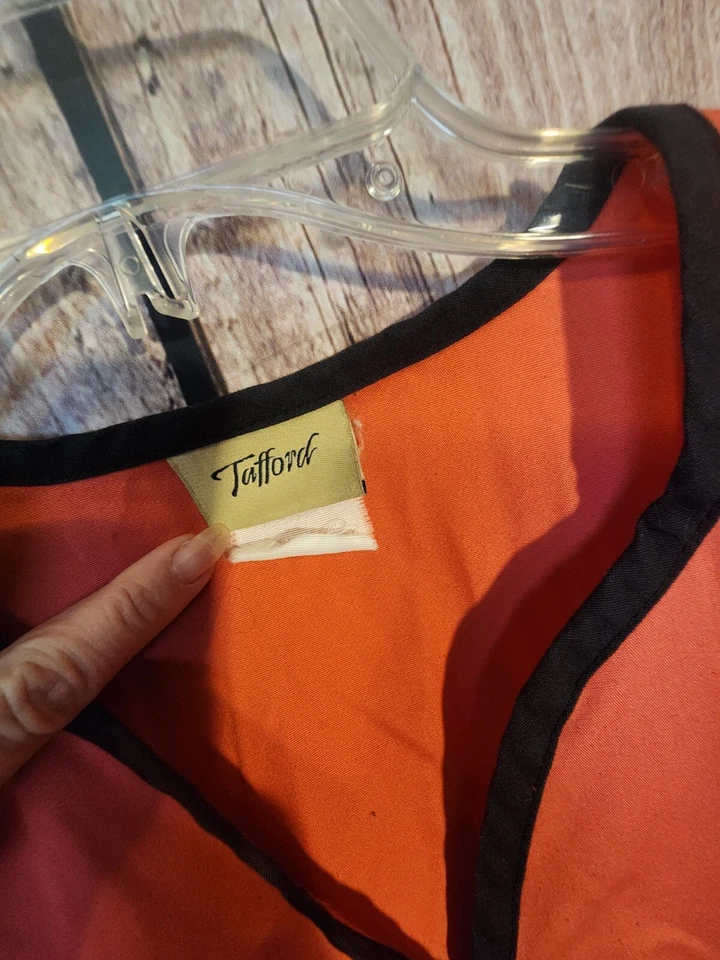 Женский скраб-топ среднего размера с изображением лосося. - Изображение 2 из 3