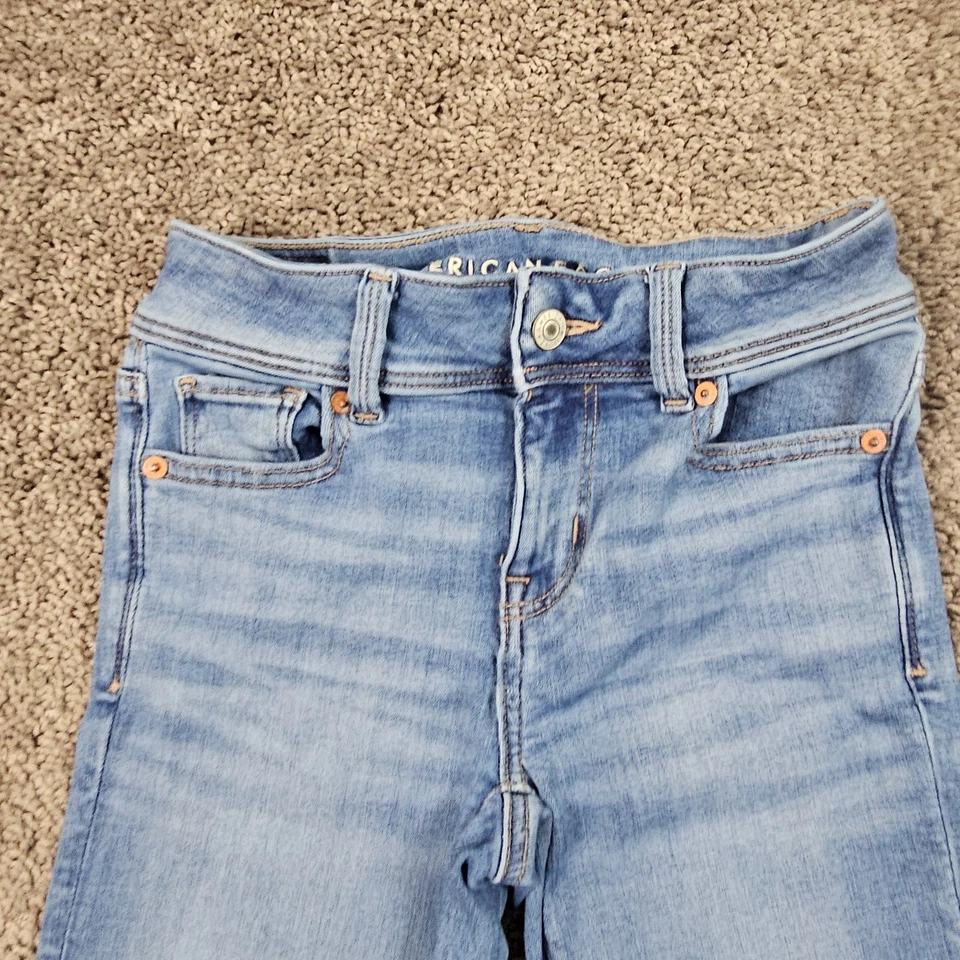 Pantalones de mezclilla elásticos de tiro bajo corte bota corta American Eagle para mujer 000 23x30 Foto 4 de 4