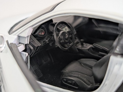WELLY AUDI R8 V10 BRIGHT WHITE 1:24 Scale Scratch On Windshield - Picture 5 of 7