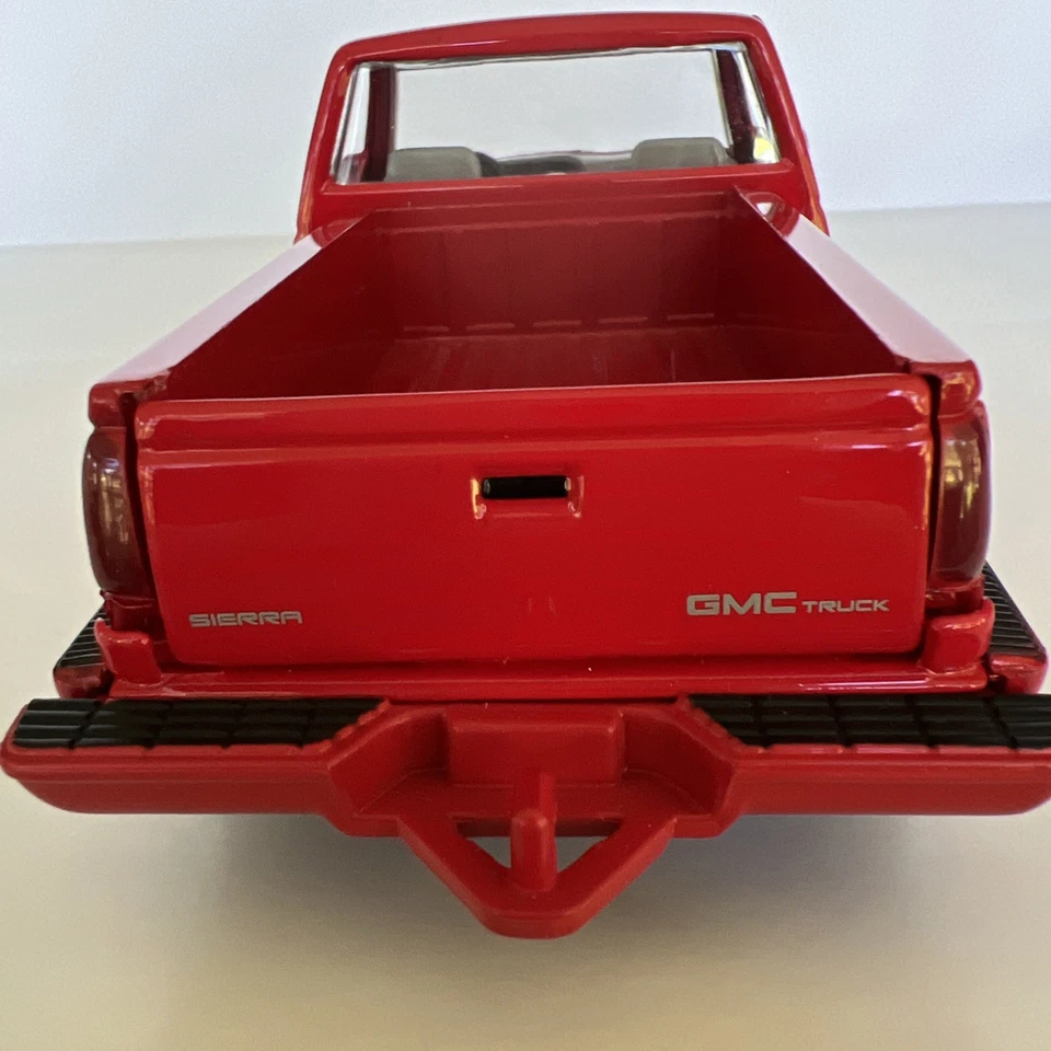 1992 GMC Sierra GT Side Step Pick Up Truck 1:24 DIECAST  # 73204  MOTOR MAX Red - Image 3 of 4