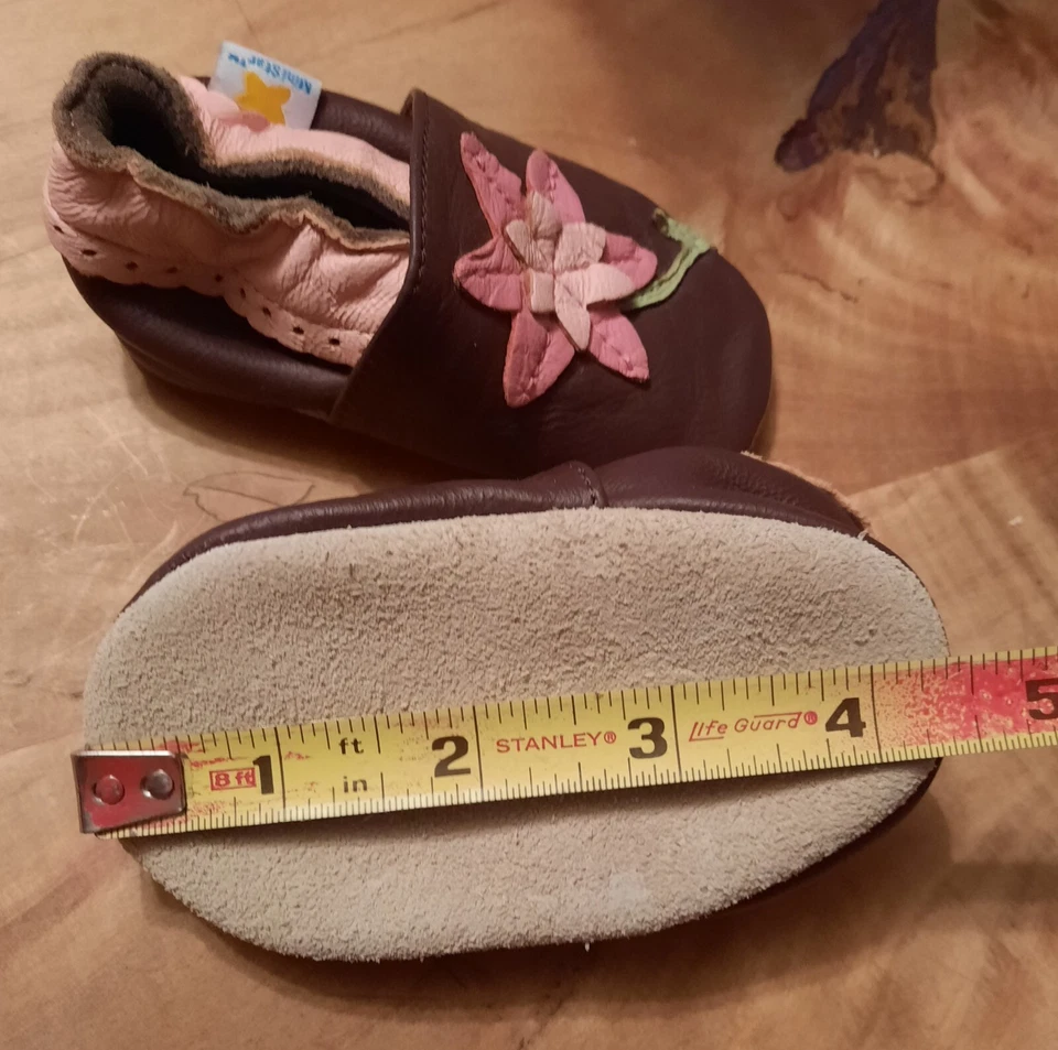 Zapatos de cuna de cuero chocolate con flor rosa cosida a mano mini estrella Foto 4 de 4