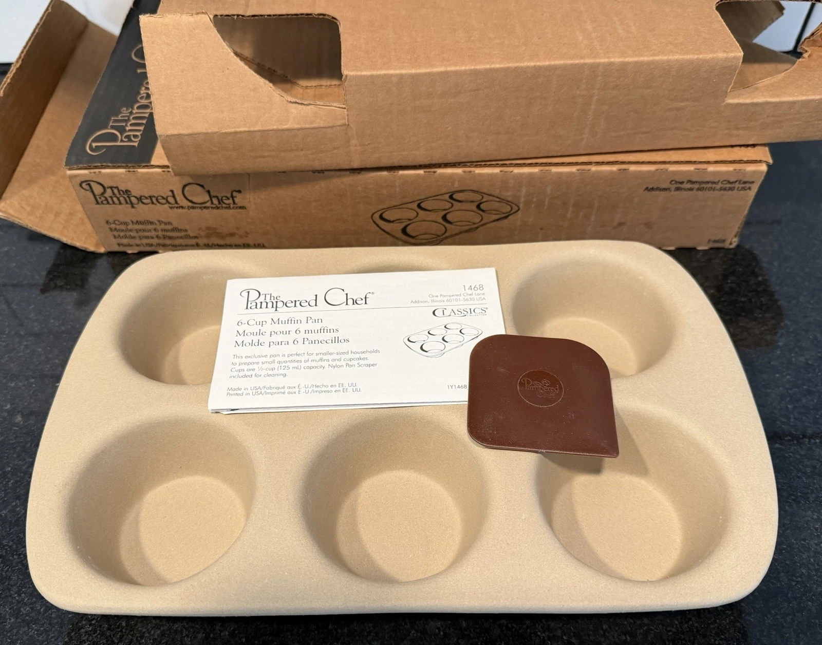 Pampered Chef Stoneware 6 Cup Muffin Pan Cupcake Family Heritage NIB + Scraper