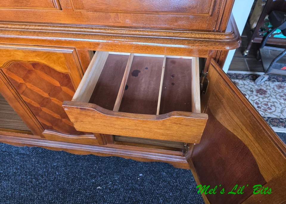 Vitrina tradicional de porcelana de roble de mediados de siglo Curio Hutch Foto 3 de 4