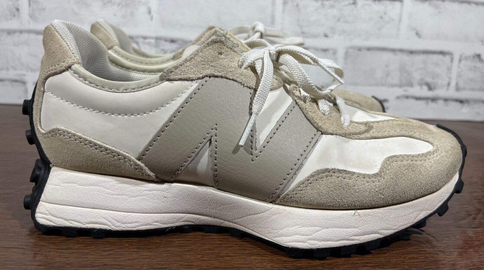 New Balance 327 Sneakers - Women Size 8 - WS327AOO - Ivory - CLEAN