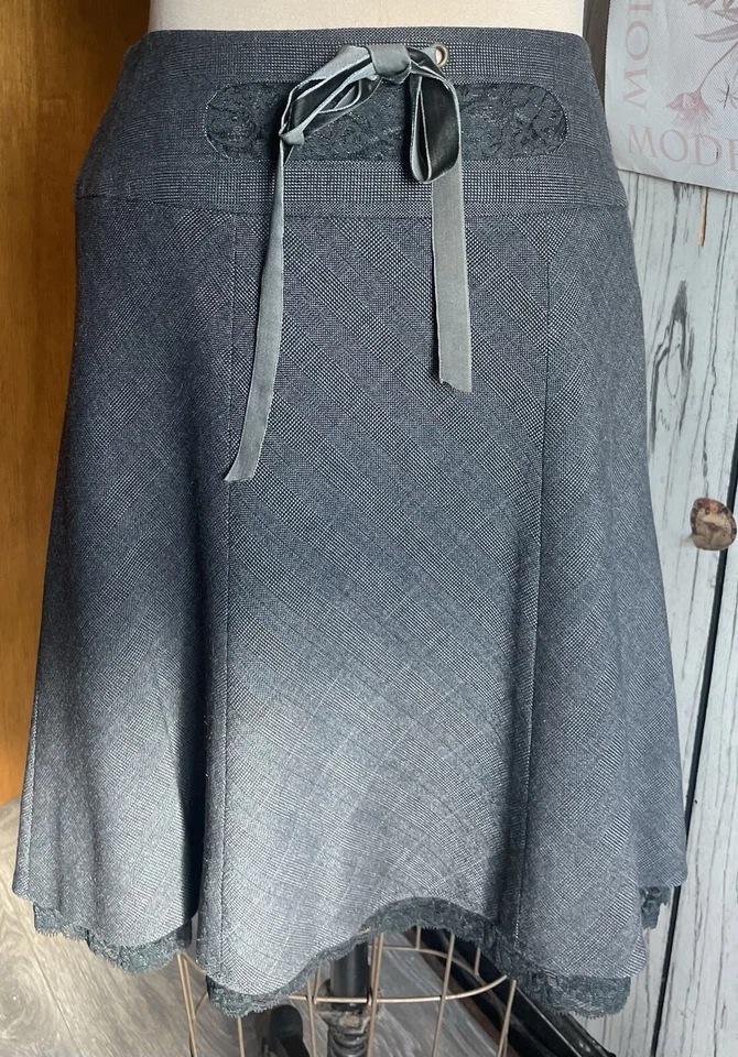 Exquisito detalle encaje, cinta, gris cañada escocesa falda traje con forro rojo talla 6 Foto 3 de 4