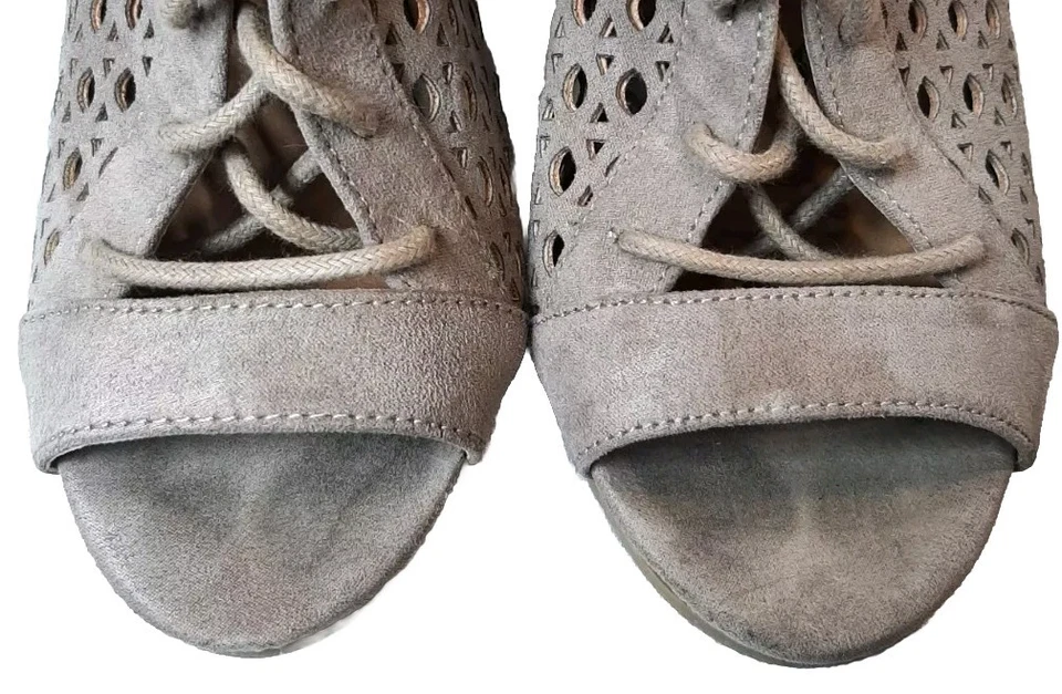 Botín al tobillo Qupid 7,5 imitación gamuza con cordones punta abierta corte láser 3" tacón bloque topo Foto 4 de 4