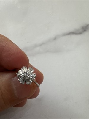 14 Karat Weißgold Ring mit runden und Baguette Diamanten; Größe 5,5; 3 Gramm