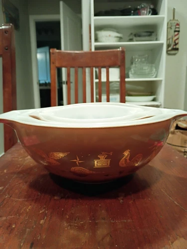 Pyrex Vintage Early American Cinderella Nested Mixing Bowls 401/402