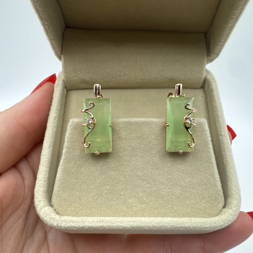 Pendientes verdes de jadeíta unidos en oro de 14 quilates (llenos de oro) con sello 585RG Foto 2 de 4