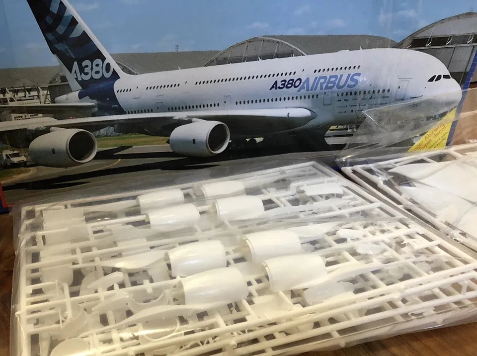 Revell AEREO DI LINEA Airbus A380 New livery First Flight 1:144 N. 04218. Bello. - Immagine 2 di 4