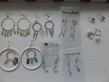 lot neuf 8 paires de boucles d'oreilles neuves fantaisie métal argenté,  29gr