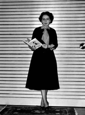 Italian writer poet partisan Alba De Cespedes leafing through a bo- Old Photo