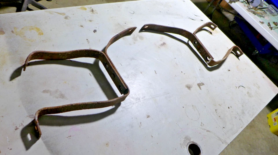 (C) Pontiac Chieftain 1949-1952 soportes de parachoques traseros, recto, bueno Foto 3 de 3