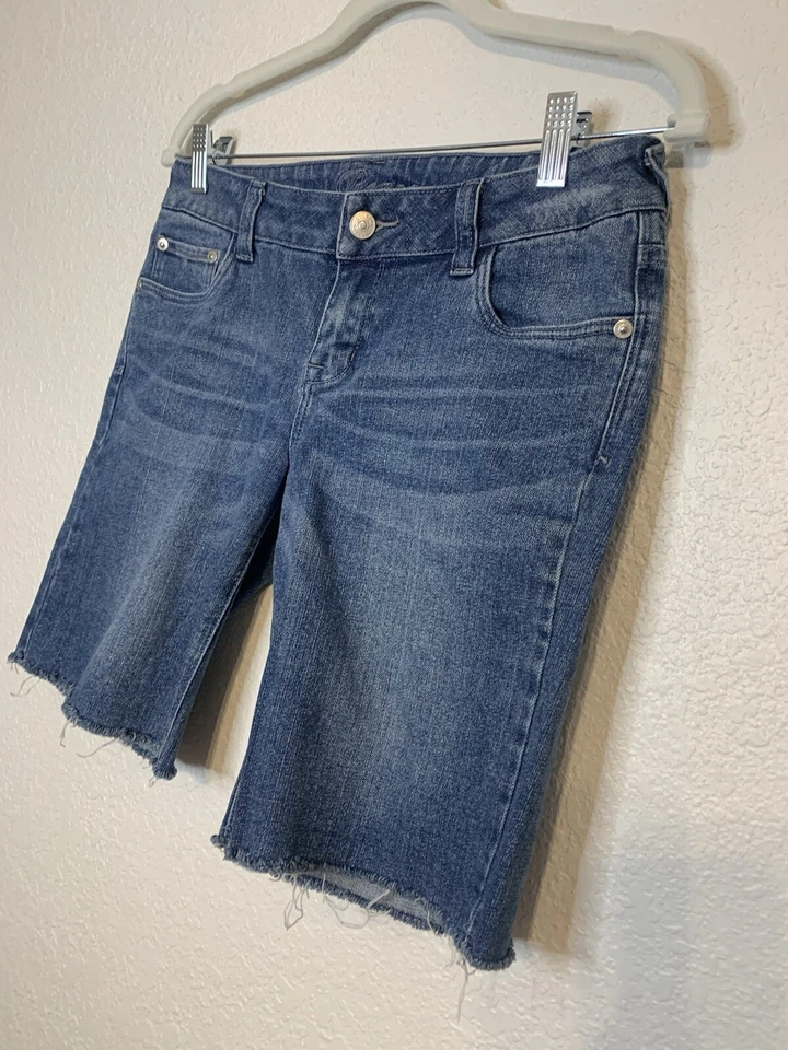 Delia‘s Reese Bermuda Blue Jean Shorts Woman/Junior 7/8 Y2K Raw Hem - Image 2 of 4