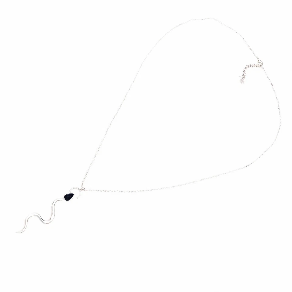 Collar colgante serpiente tono plata marca Lucky Foto 3 de 4