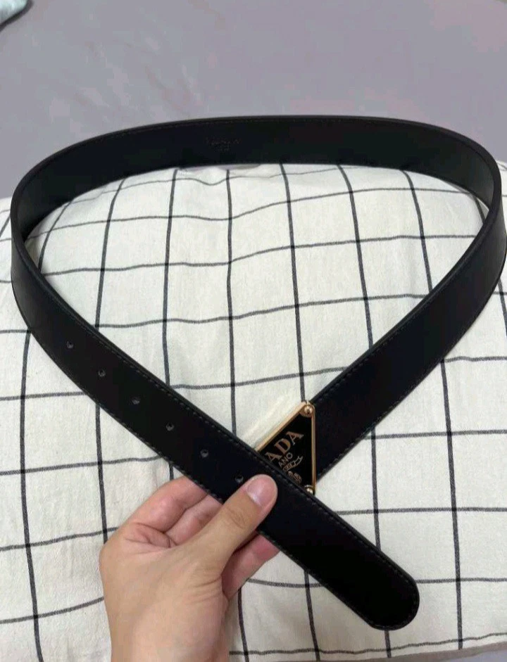 Cinturón de cuero liso con hebilla dorada Prada 105 CM Foto 2 de 4