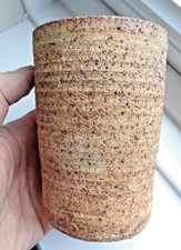 VINTAGE OXSHOTT ART POTTERY &ndash; TEXTURED BEAKER / MUG &ndash; DENISE OR ROSEMARY WREN