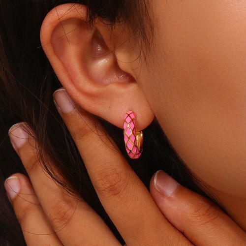Pendientes de aro enchapados en oro de 18 quilates de acero inoxidable con patrón geométrico de esmalte rosa claro - Imagen 2 de 10