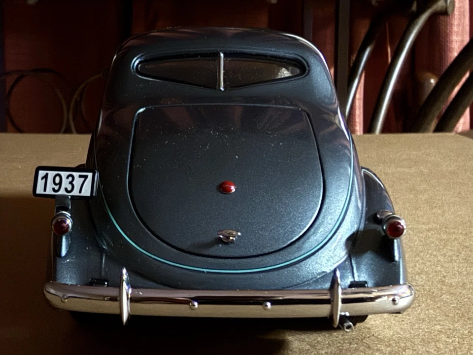 Danbury Mint 1:24 1937 Studebaker Dictator Coupe Diecast Model Car Bermuda Blue - Image 4 of 4