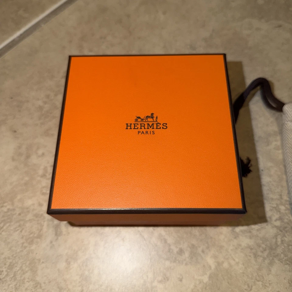 Auténtica caja Hermes 4,25x4,25x2,5 y una pequeña bolsa antipolvo 3x4 Foto 3 de 4