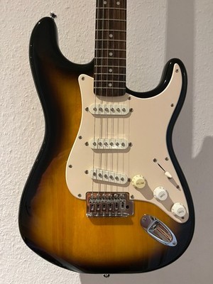 Squier Bullet Strat by Fender Sunburst Indonesia Stratocaster E-Gitarre