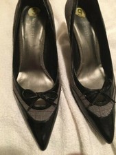 Nine West Black/Stripe Print Shoe Size 9 Excellent condition- Pre-owned