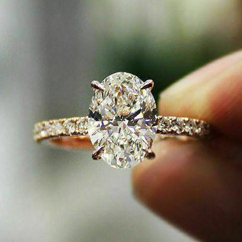 Anillo de boda solitario de moissanita ovalado de 2,30 quilates enchapado en oro rosa de 14 quilates Foto 4 de 4