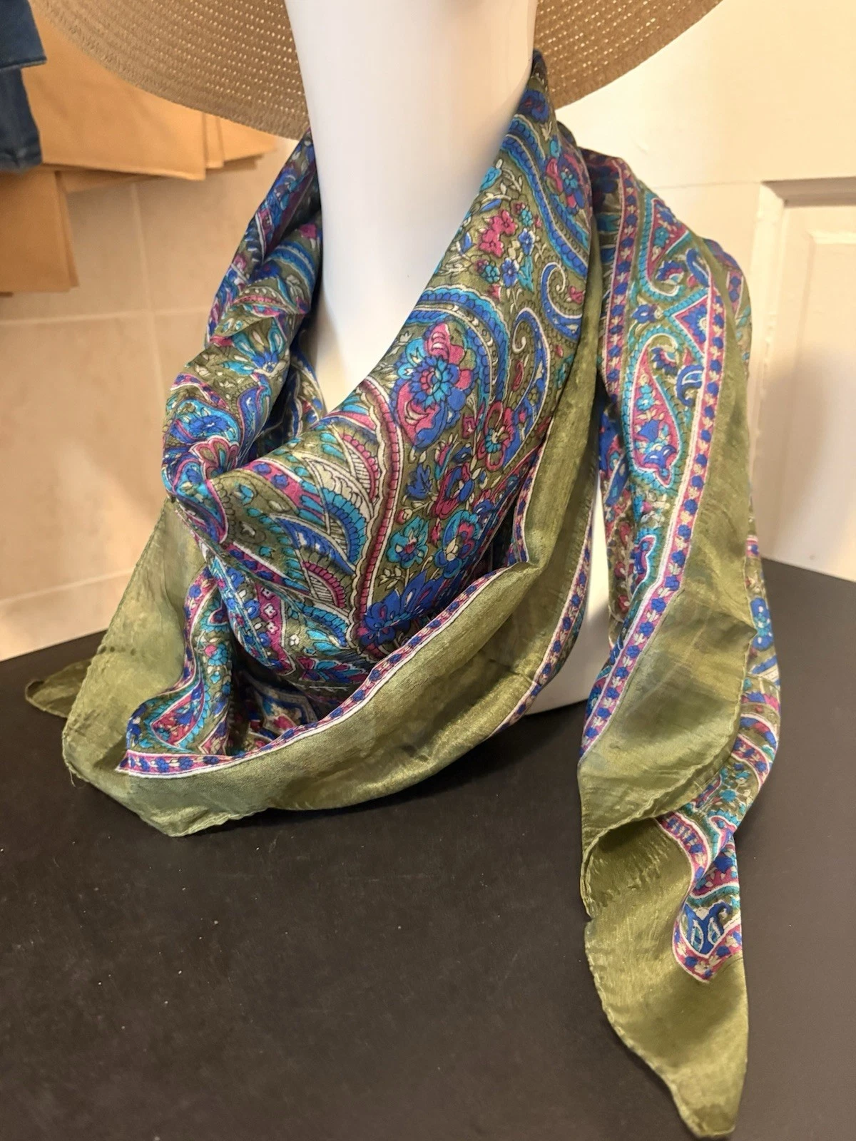 Hand Woven Pure Silk Scarf Square 36”X 36” Made In India Green Delicate Paisley
Opens in a new windo