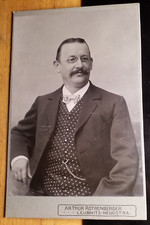 Mann mit Bart & Zwicker / KAB Arthur Rothenberger Leubnitz Neuostra