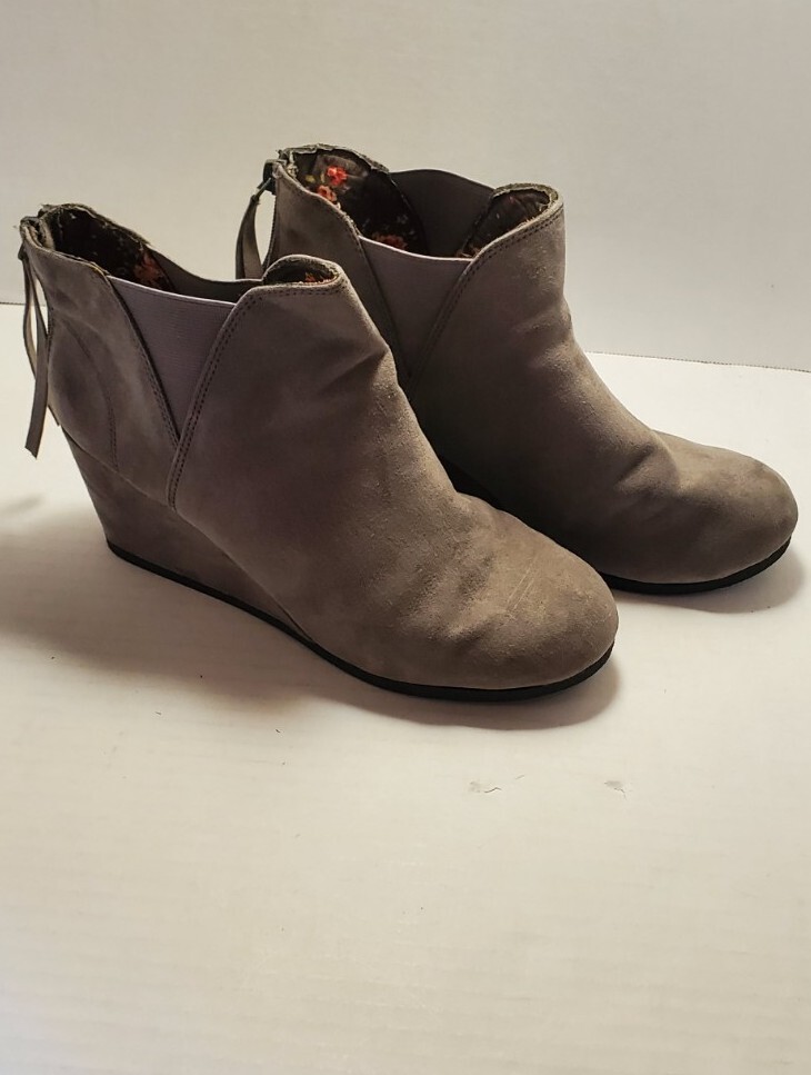 Womens Size Maurices Gray Suede Booties Tassle Zip Back Wedge Ankle Boot  Cute