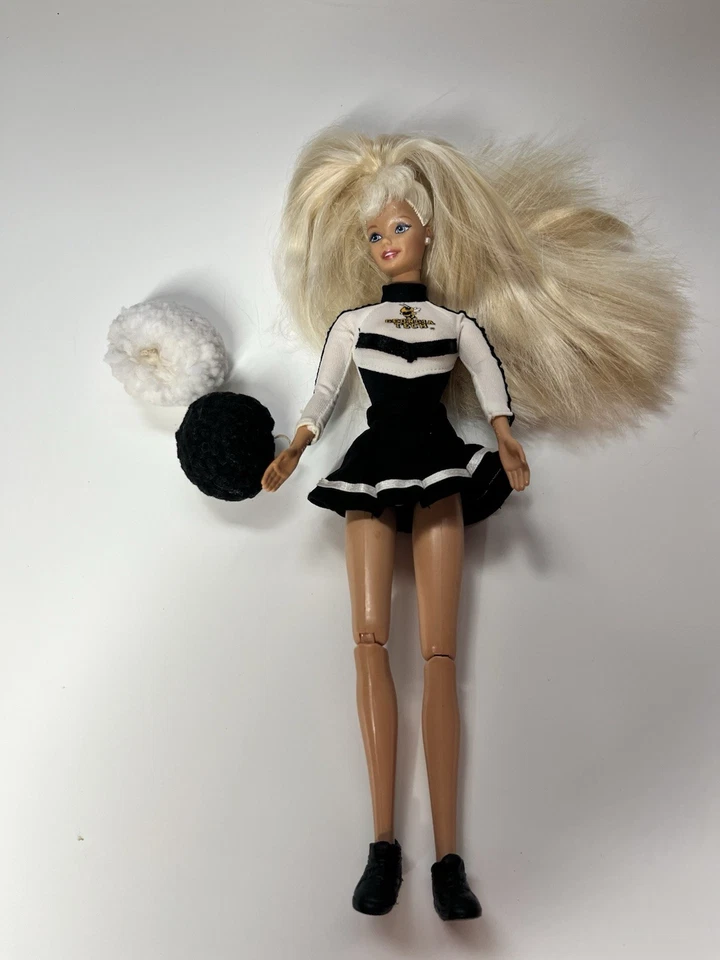 Barbie Georgia Tech Cheerleader Vintage 1996 - Mattel 19159 - Image 3 of 4