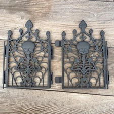 Monster High Deadluxe High School Playset Doll House Parts 2 Gates & Hinge Pins