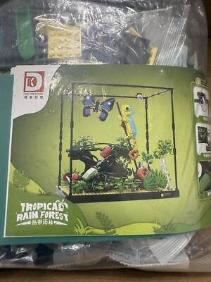 1358Pcs MOC Tropical Forest Lizard, Butterfly, and Flower Building Blocks Set