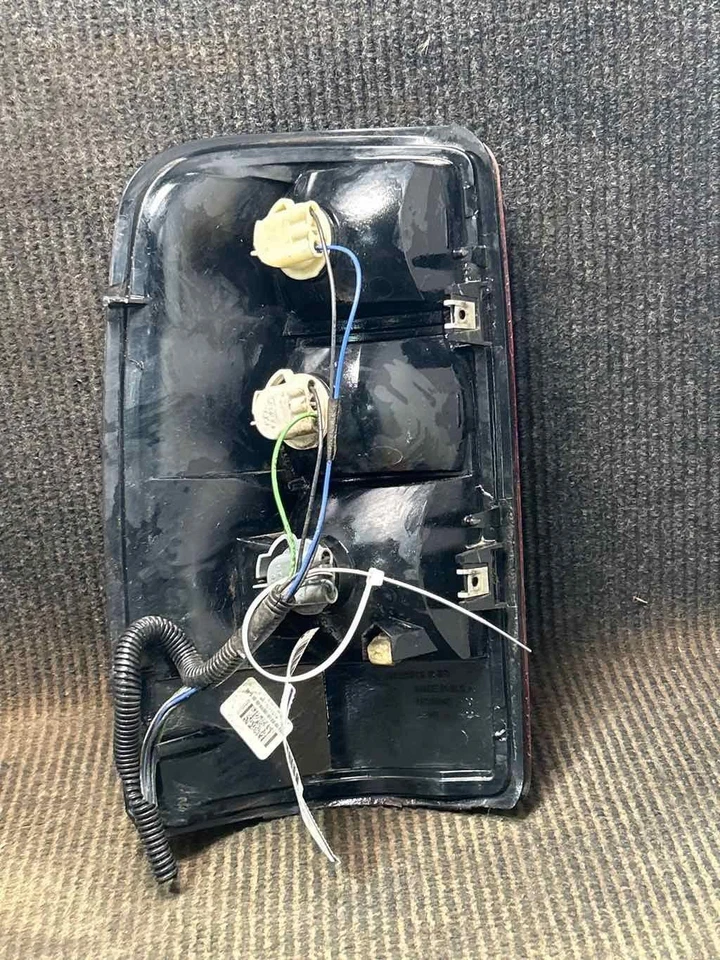 Fits 2004-06 Suburban 1500 Right Tail Light OEM:15832092 Foto 2 de 4