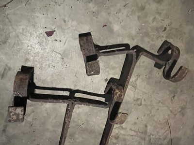 VINTAGE PAIR OF ADJUSTABLE STEEL LADDER JACKS ROOFING SCAFFOLDING