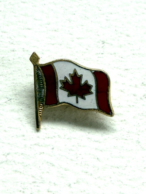 Lions Club International Pin Waving CANADIAN FLAG Vintage 1'' CANADA Maple Leaf