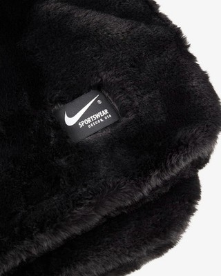Nike NSW Faux Fur Blanket Black White DO3793-010 / Cozy Throw