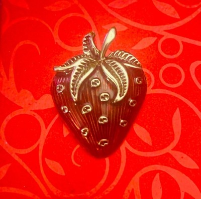 Gucci GGロゴ ブローチ レッド Gorgeous large Gucci GG red Enamel strawberry Brooch | eBay