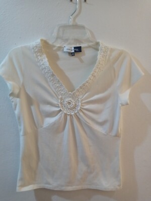 Jones Wear Studio SS Ivory V neck Top With Crochet Trim PM EUC