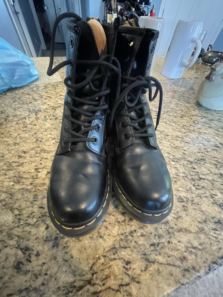 Botas con cordones Dr. Martens 1460 cuero liso negro.  Mujer US Talla 8 Foto 2 de 4