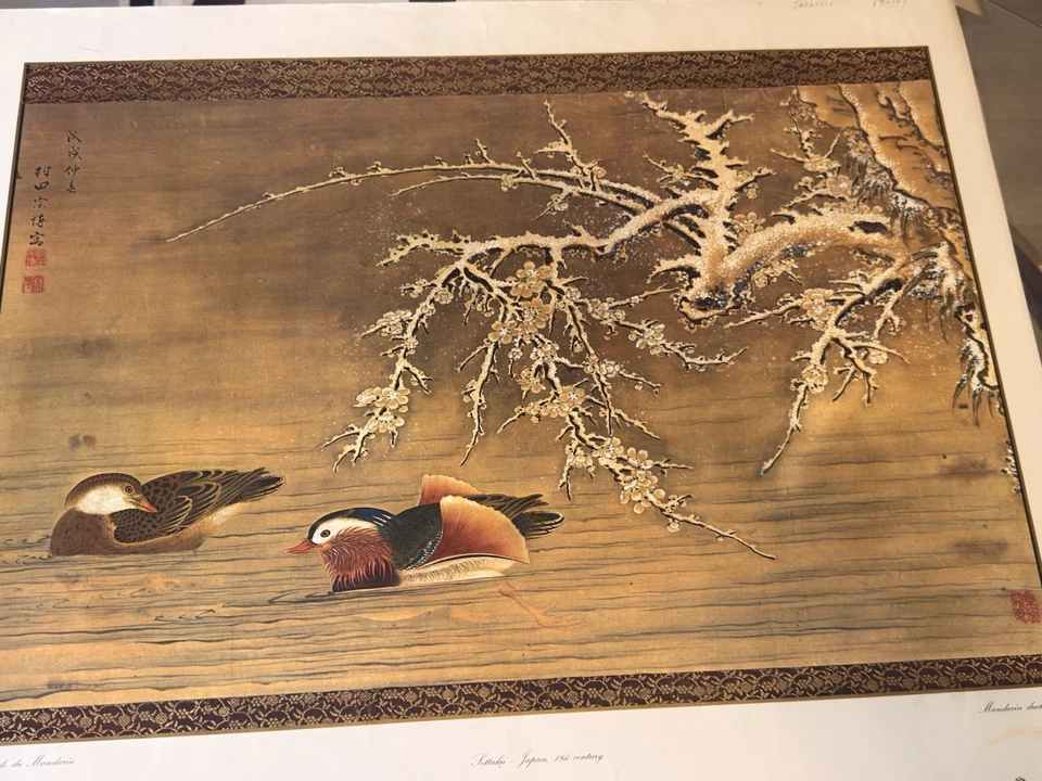 Pintura, pergamino colgante. Patos mandarines nadando bajo rama de ciruela cubierta de nieve. Foto 2 de 3