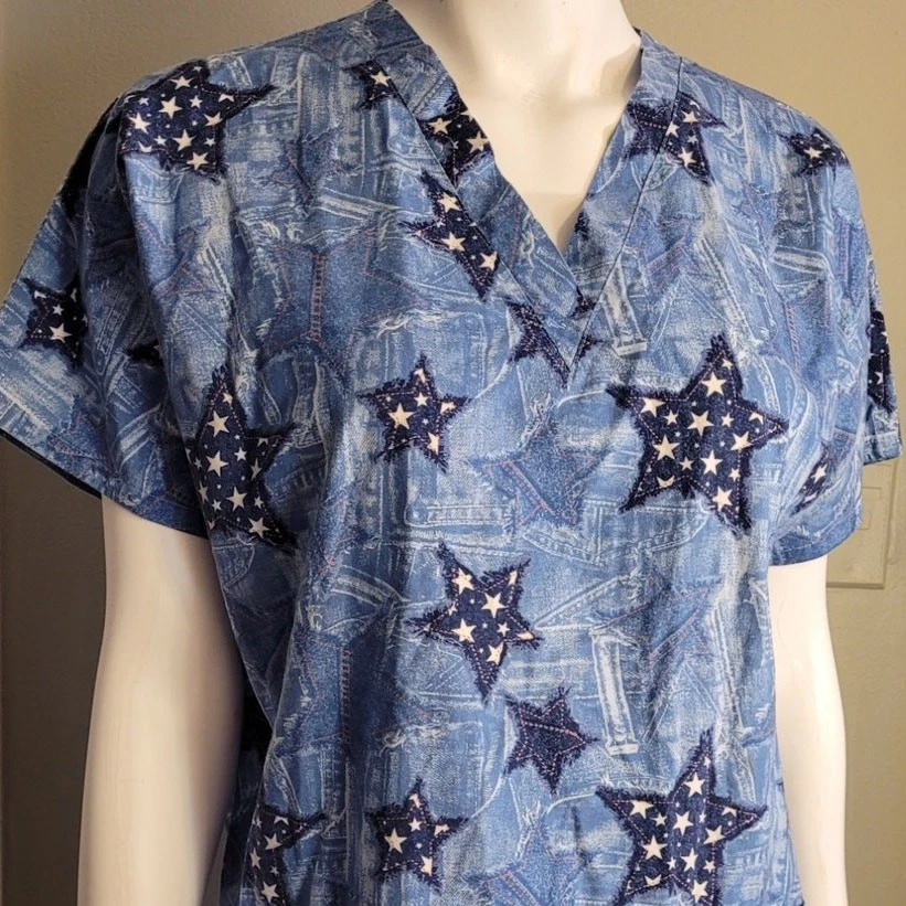 Blusa Médica Mad About Estrellas Azules Algodón Grande Gráfico Patriot Ropa de Trabajo Foto 2 de 4