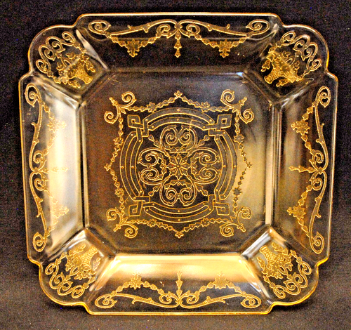 FOUR DEPRESSION GLASS DINNER PLATES YELLOW LORIAN BASKET - Picture 2 of 7