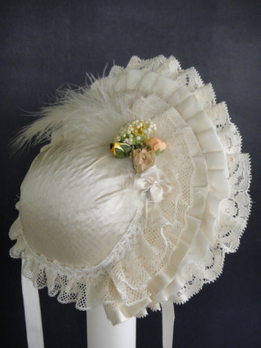 Chapeau de poupée en soie beige pour raviver les souvenirs des jouets d'antan