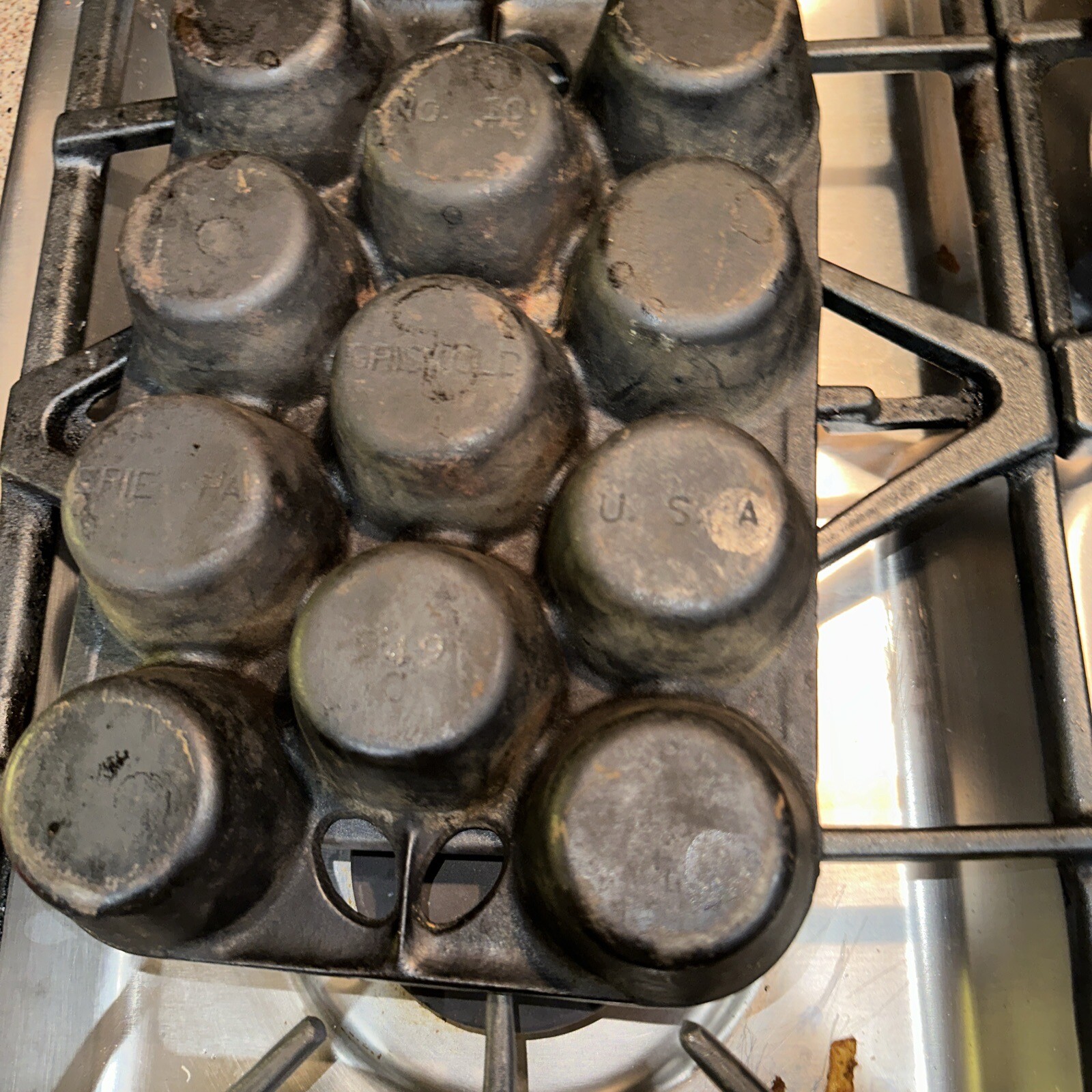 Vintage GRISWOLD Cast Iron NO 10 Popover Muffin Pan 949 Erie PA USA 11