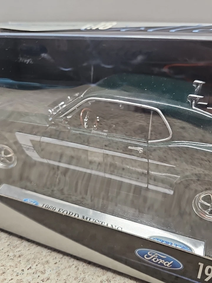Welly 1:18 DieCast 1969 Ford Mustang Boss 302 Green & White Stripe New In Box - Image 4 of 4